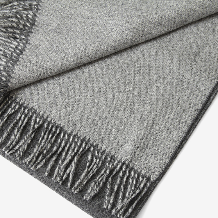 Two-Color Large Brushed Stole / CHARCOAL x L.GREY | THE INOUE